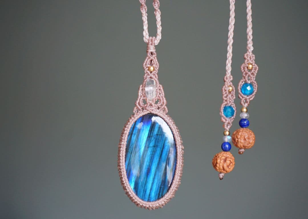 《鮮烈な青》ラブラドライト　レインボームーンストーン　マクラメ　ネックレス