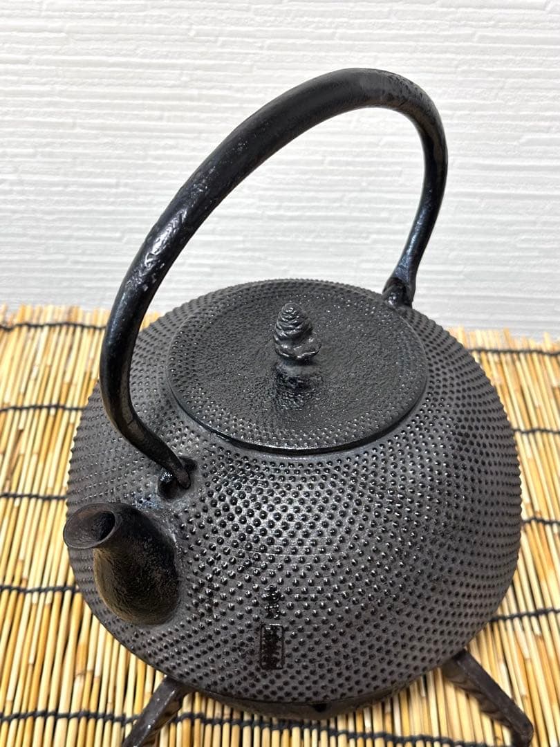 未使用保管品、栞付 南部盛栄堂造　１５型アラレ 鉄瓶 南部鉄瓶 南部鉄器　鉄瓶