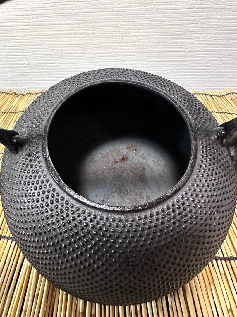 未使用保管品、栞付 南部盛栄堂造　１５型アラレ 鉄瓶 南部鉄瓶 南部鉄器　鉄瓶