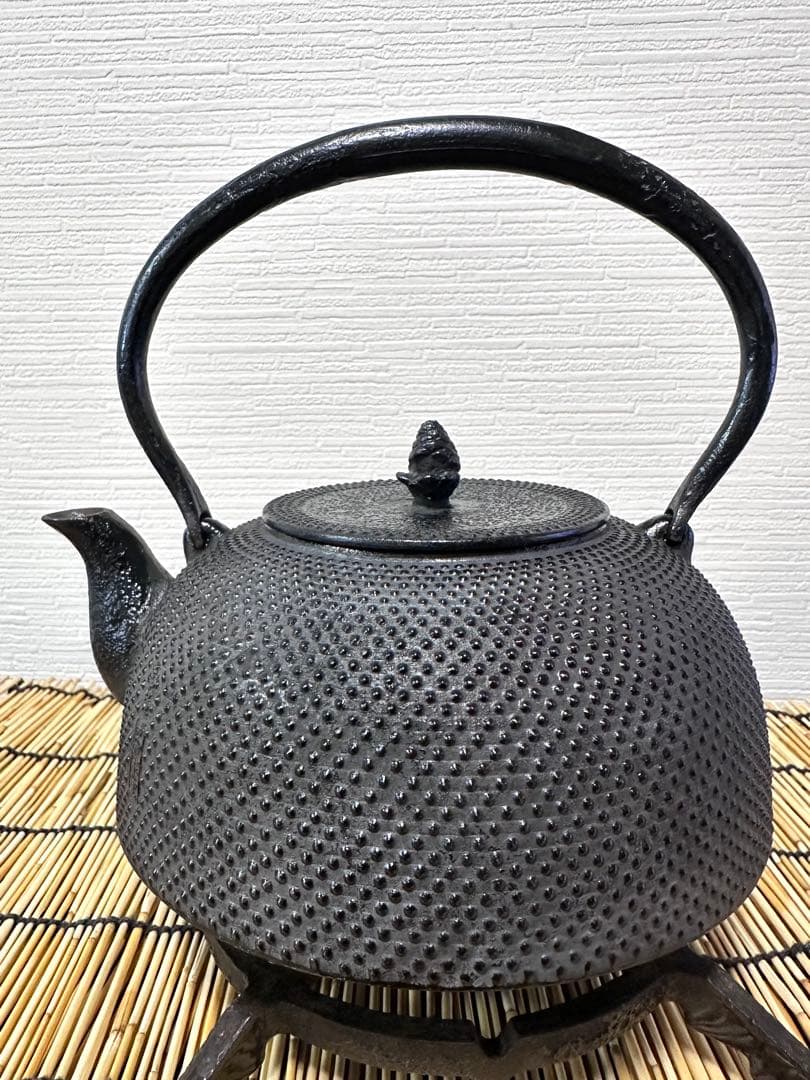 未使用保管品、栞付 南部盛栄堂造　１５型アラレ 鉄瓶 南部鉄瓶 南部鉄器　鉄瓶