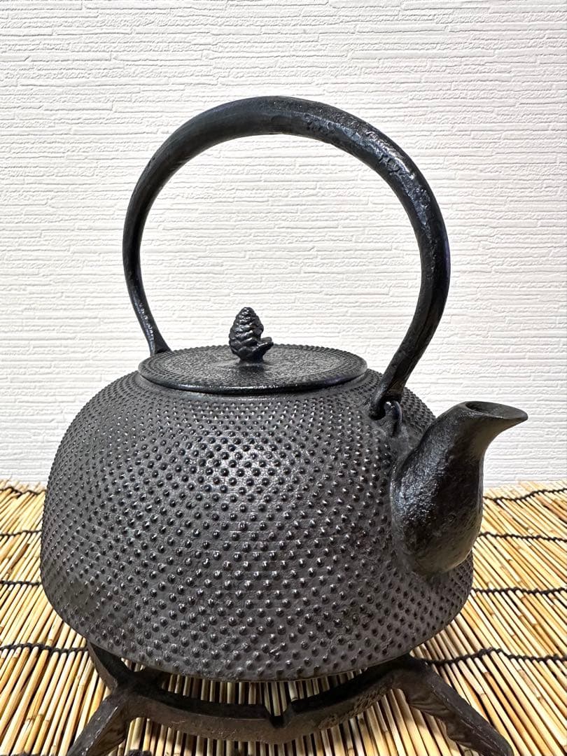 未使用保管品、栞付 南部盛栄堂造　１５型アラレ 鉄瓶 南部鉄瓶 南部鉄器　鉄瓶