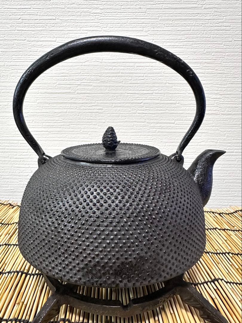 未使用保管品、栞付 南部盛栄堂造　１５型アラレ 鉄瓶 南部鉄瓶 南部鉄器　鉄瓶