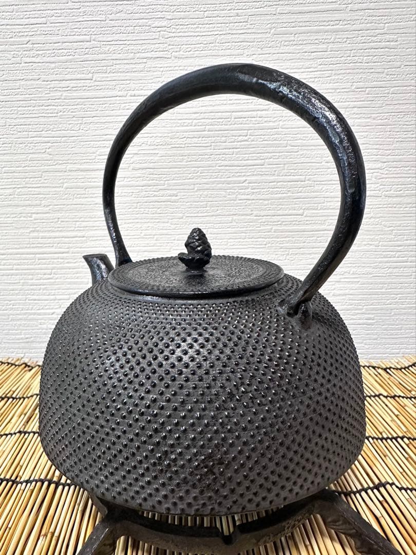 未使用保管品、栞付 南部盛栄堂造　１５型アラレ 鉄瓶 南部鉄瓶 南部鉄器　鉄瓶