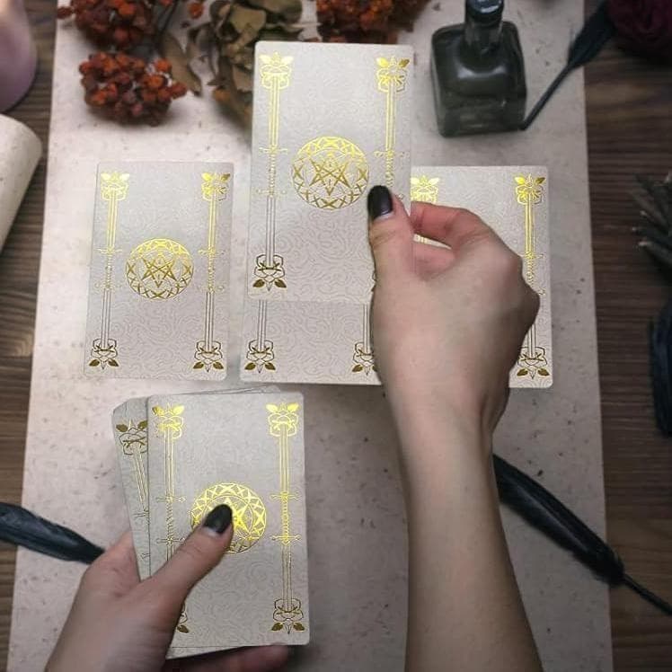 【正規品タロットカード】上品で高級感溢れる✨ホワイト×ゴールドの箔押しタロット