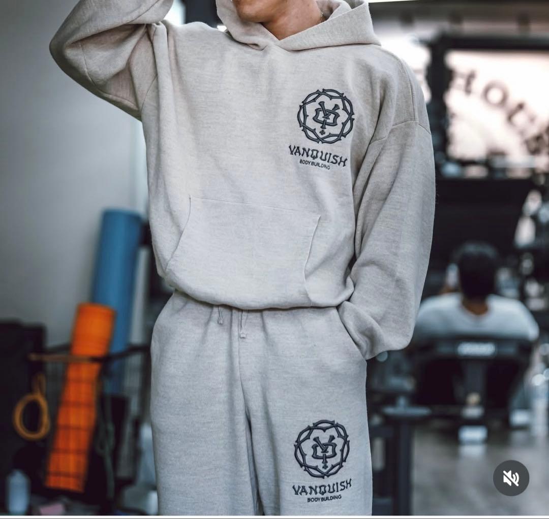 新品　vanquish fitness ニットパーカー