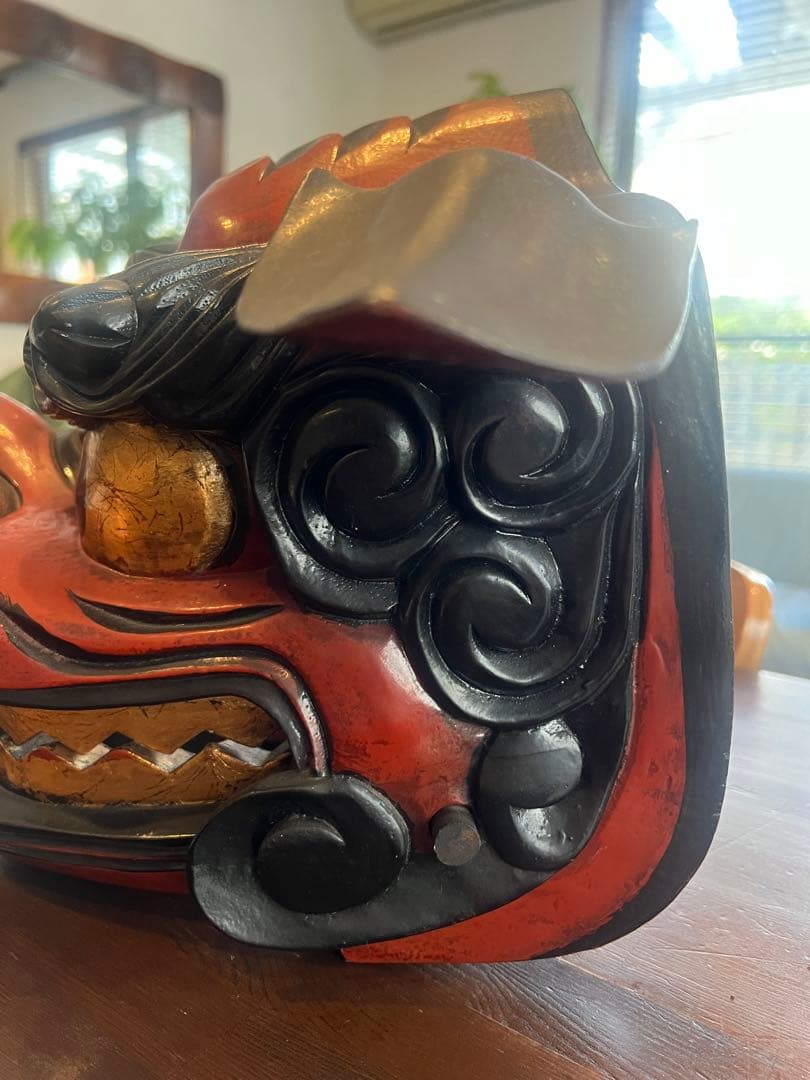 飛騨高山　木彫り　獅子舞　獅子頭 伝統的な獅子の面 赤黒金色装飾