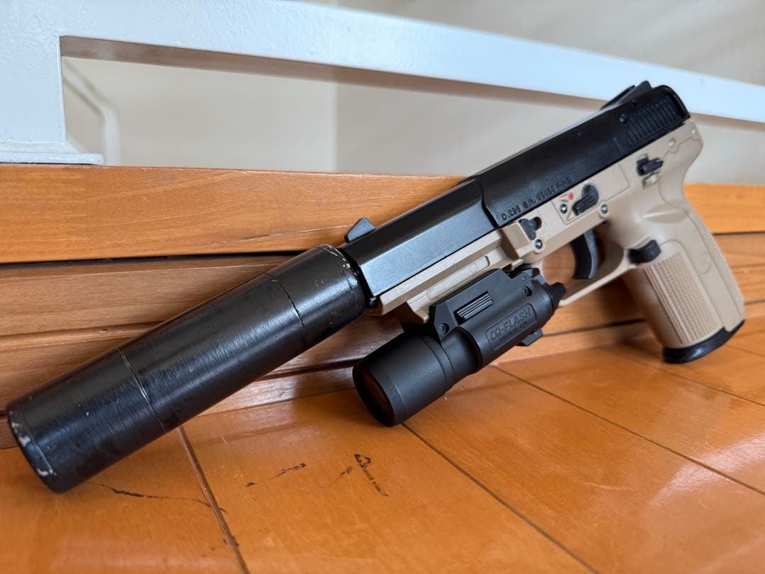 東京マルイ ファイブセブン カスタム品 ガスガン サプレッサー ライト付き
