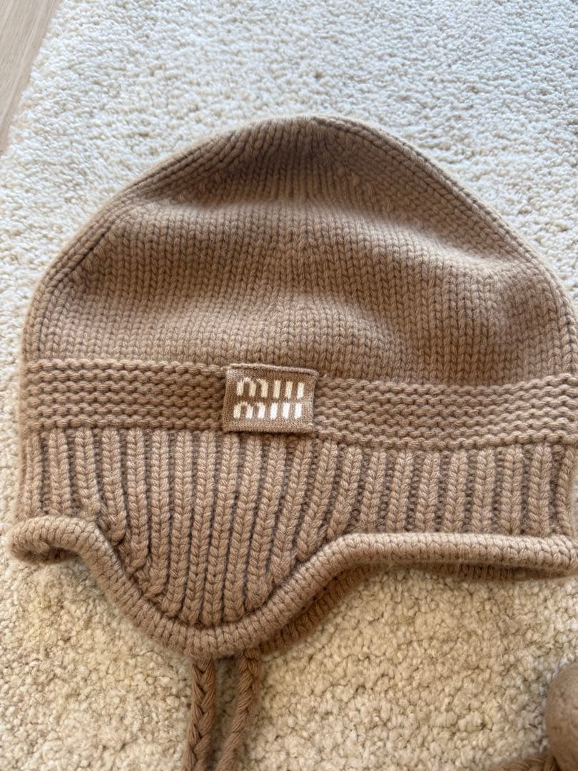 MIU MIU ベージュ ニット帽 ポンポン付き