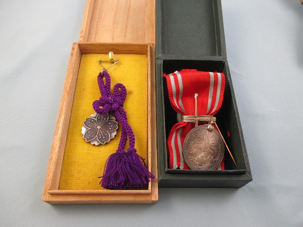 全九点　志那事変従軍記章　勲八等白色桐葉章　軍事遺族記章　赤十字社　勲記　盃