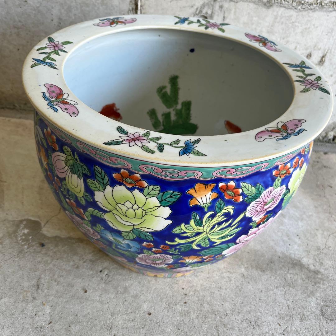 最終処伊万里金魚が泳ぐ絵柄十錦手火鉢大睡蓮鉢金魚鉢　カラフルな色合いと絵柄の良さ