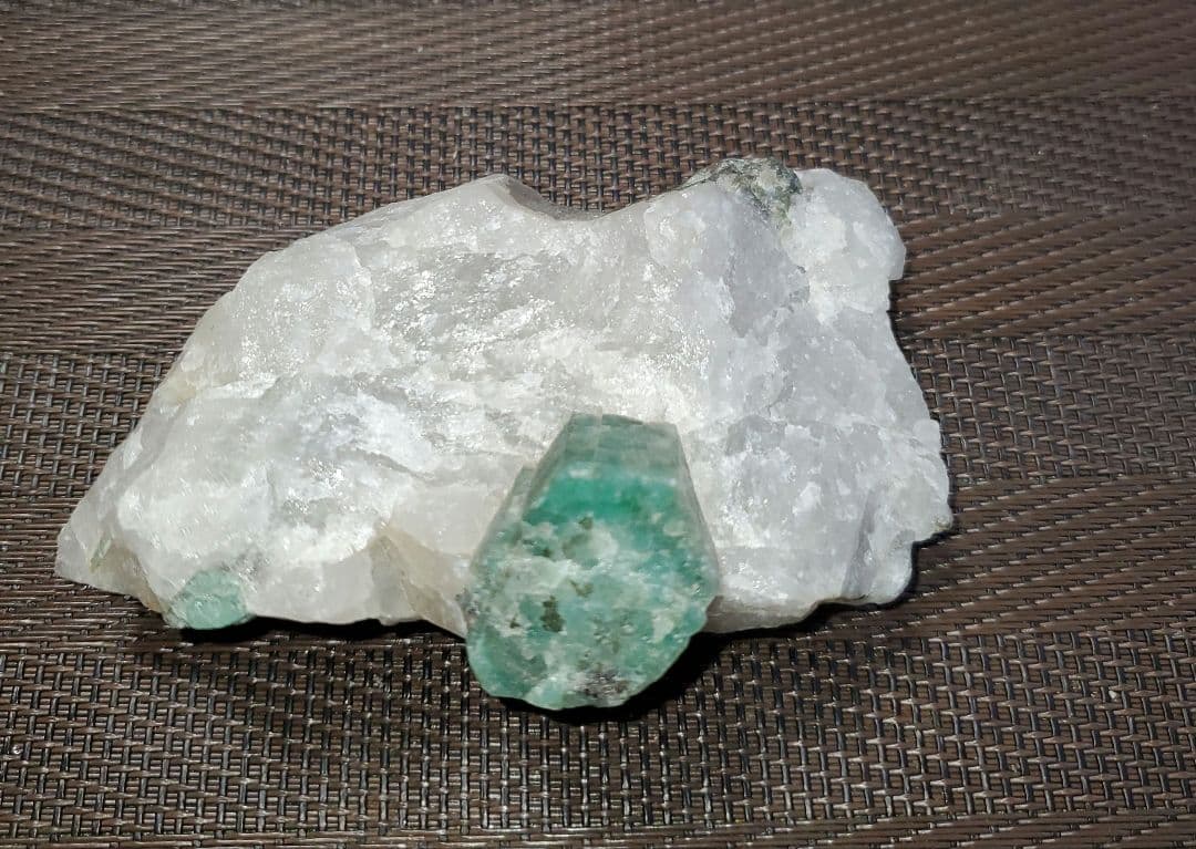 エメラルド 緑柱石 エクアドル産 鉱石 原石 宝石 貴重