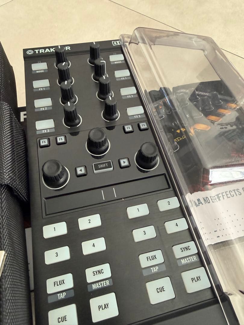 TRAKTOR KONTROL X1 mk2（専用ケースとカバー付き）②