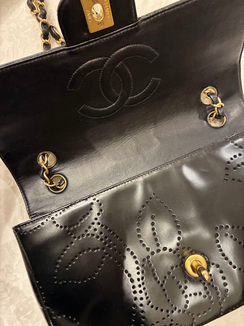 シャネル　パンチングカメリア　パテント　チェーンバッグ