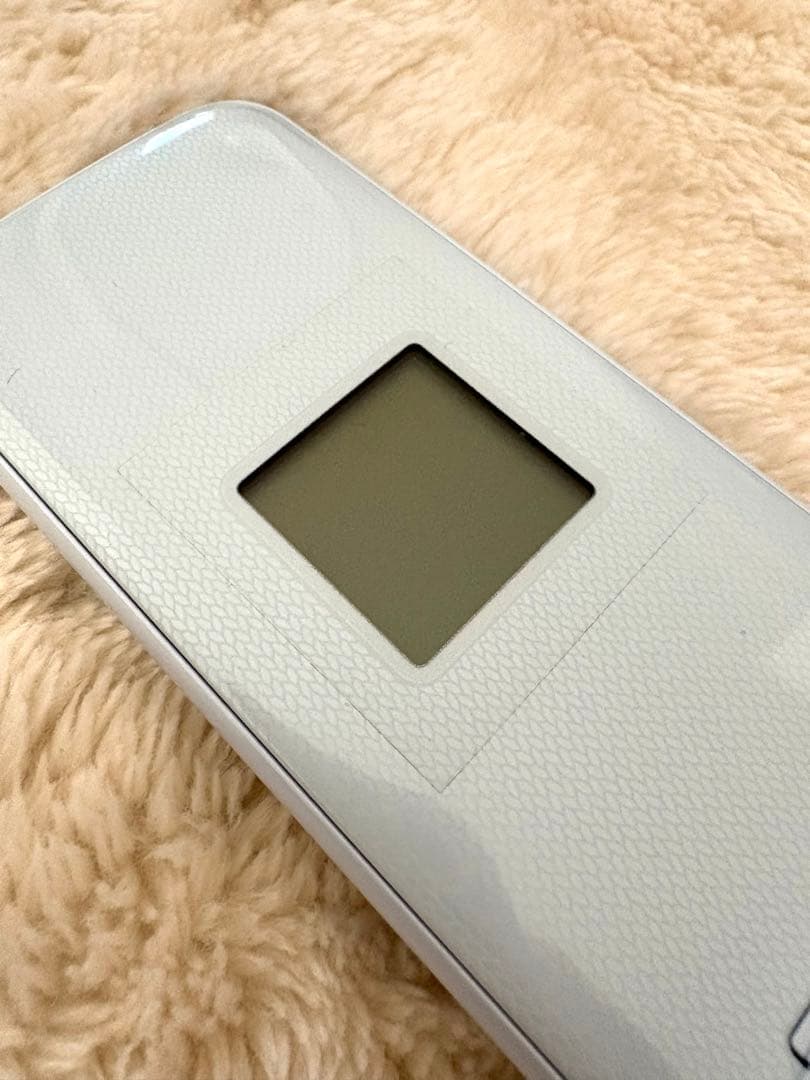 ドコモ らくらくホン Fー01M ホワイト ガラホ 折りたたみ式携帯電話 本体