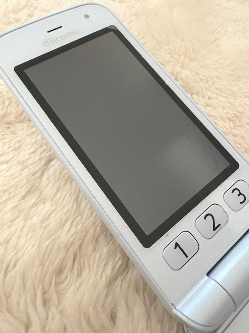 ドコモ らくらくホン Fー01M ホワイト ガラホ 折りたたみ式携帯電話 本体