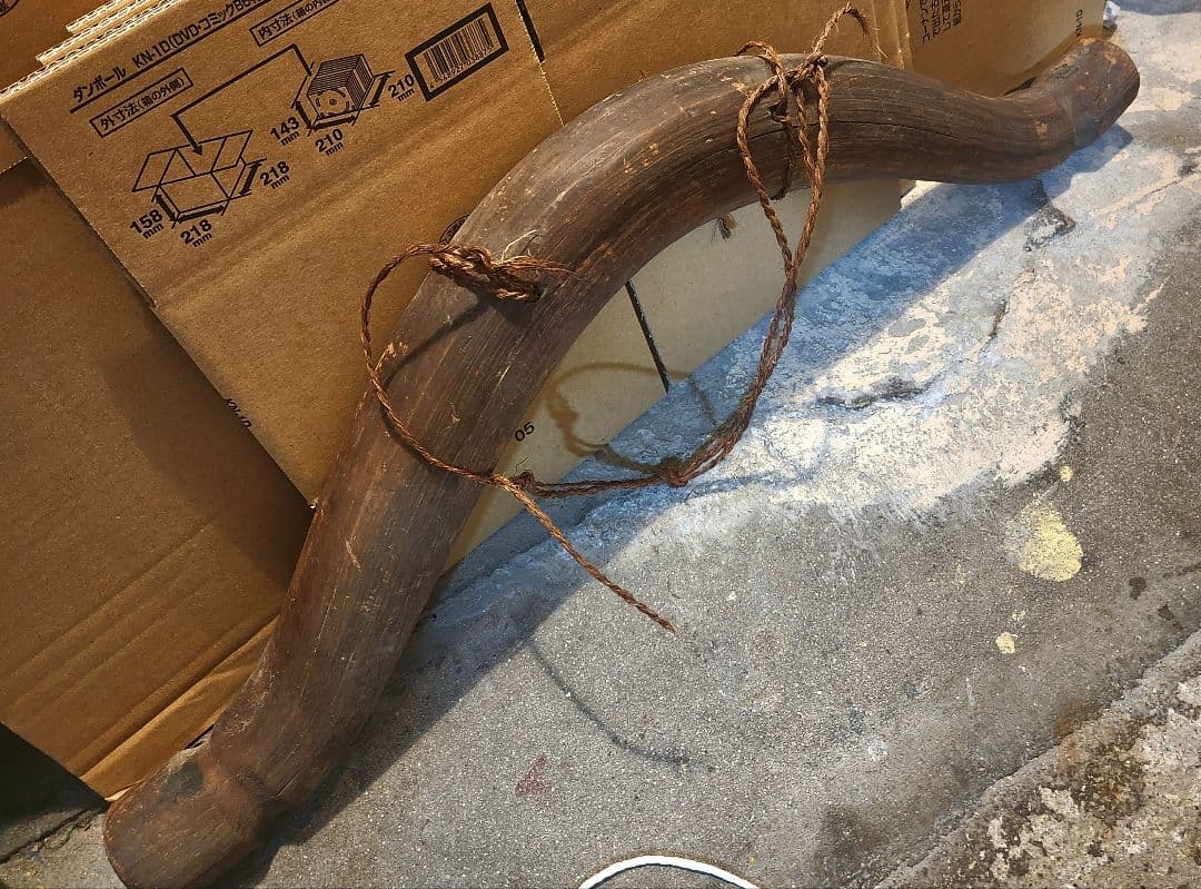 昔の古民具、農機具、畑を耕す為に、牛の背に装着した木製の鞍。