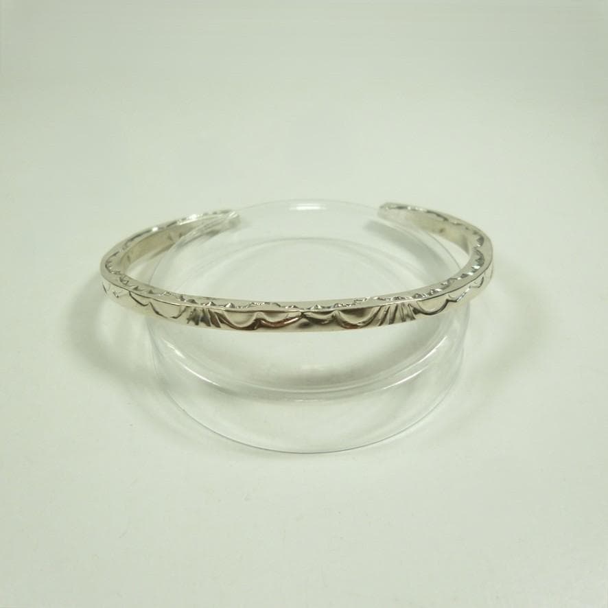 Navajo Elaine Tahe 3面スタンプ ワークバングル