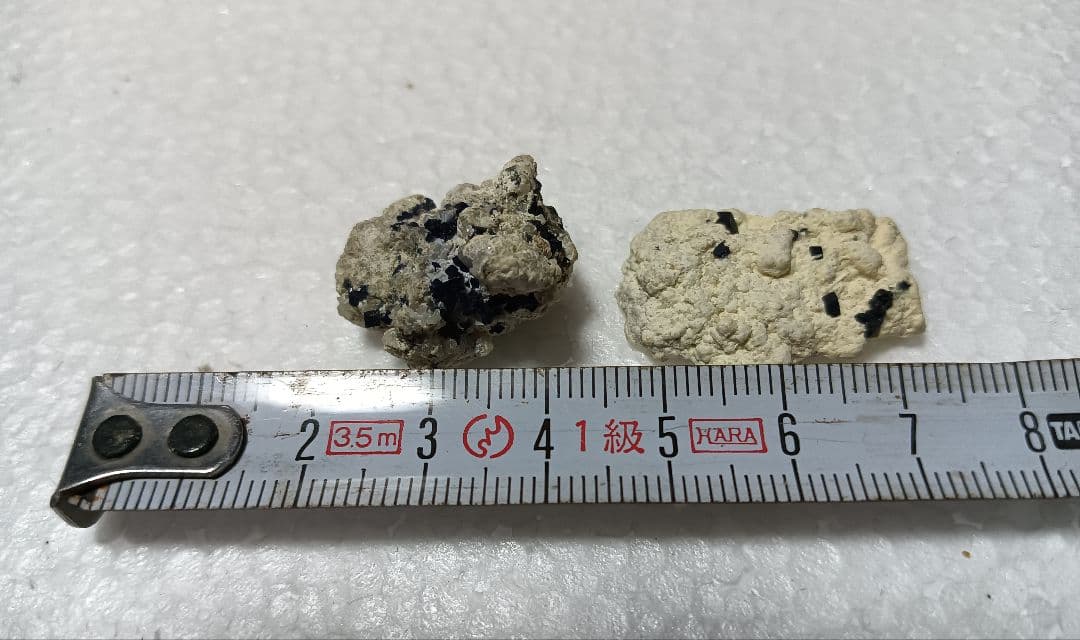 国産鉱物　逸見石　２個