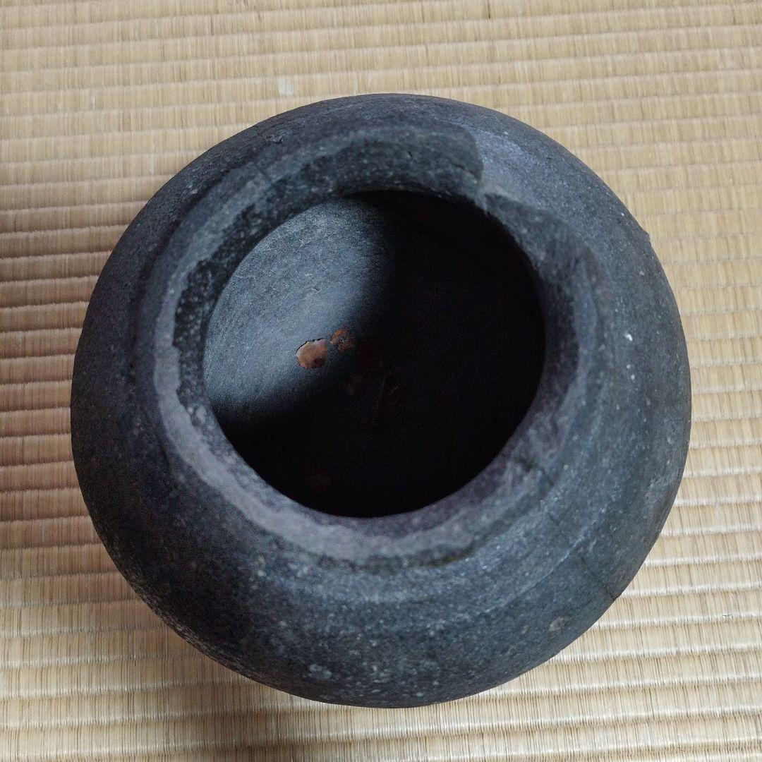 壺（鎌倉時代初期、発掘品）　黒い陶器の壺 約15cm　（破片以外は入手不可能）