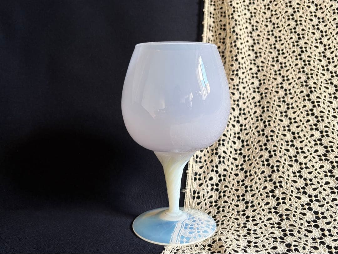 オパリンガラス フラワーベース 薄いパープルカラー フランスアンティーク