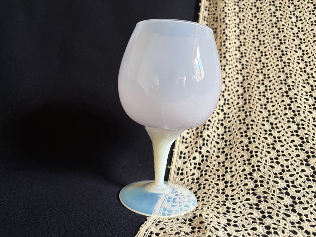 オパリンガラス フラワーベース 薄いパープルカラー フランスアンティーク