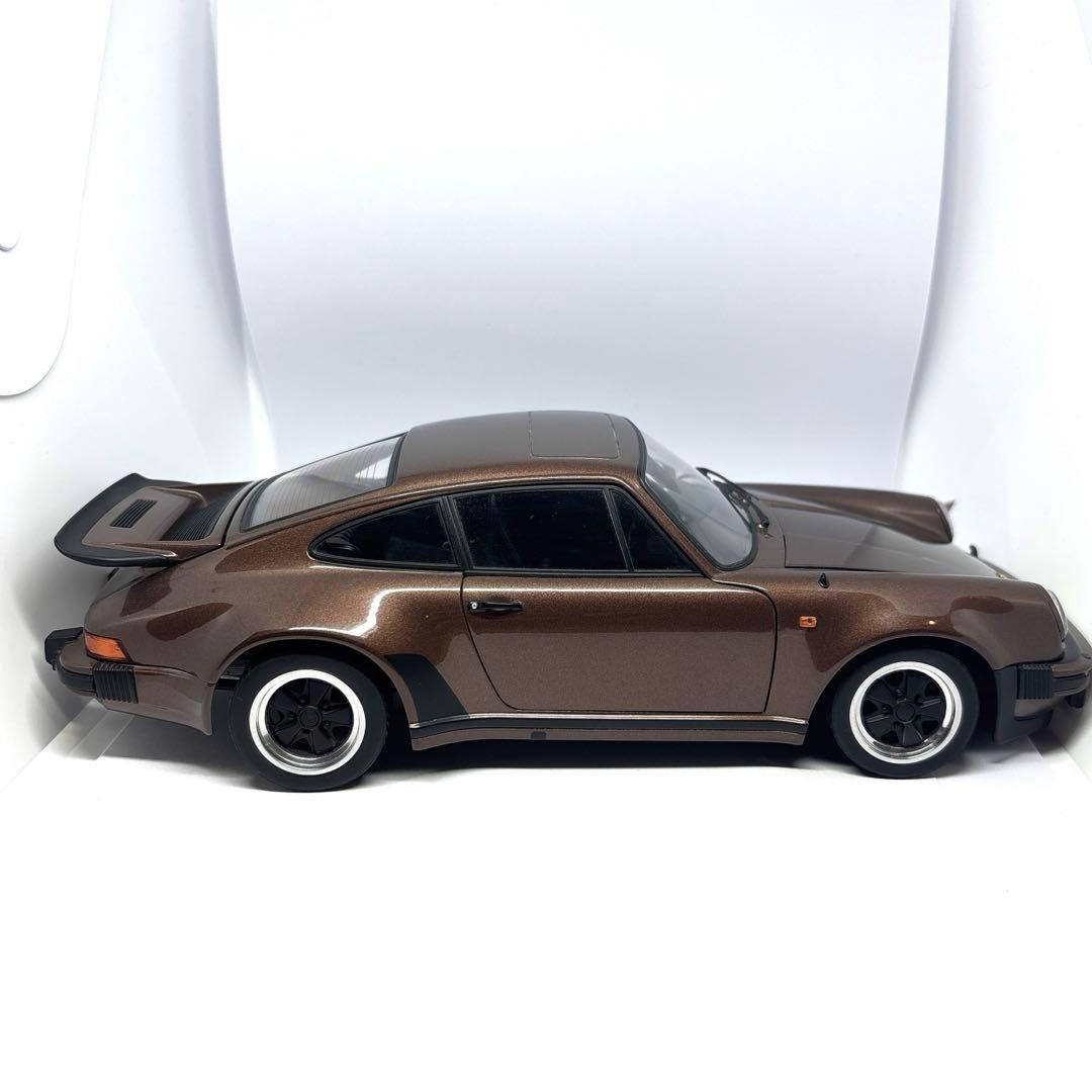 オートアート　ポルシェ911 ターボ 930 AUTOart 1/18 ブラウン