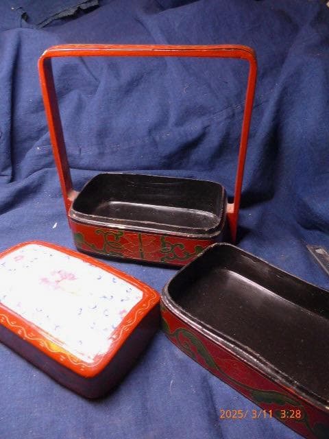 中国のものでしょう　取手のある三段重箱です