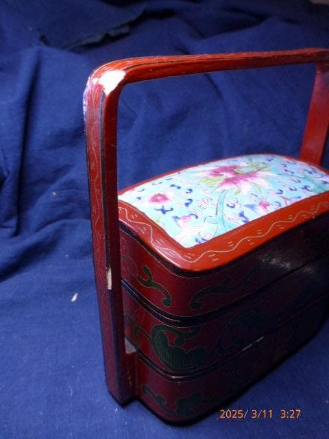 中国のものでしょう　取手のある三段重箱です