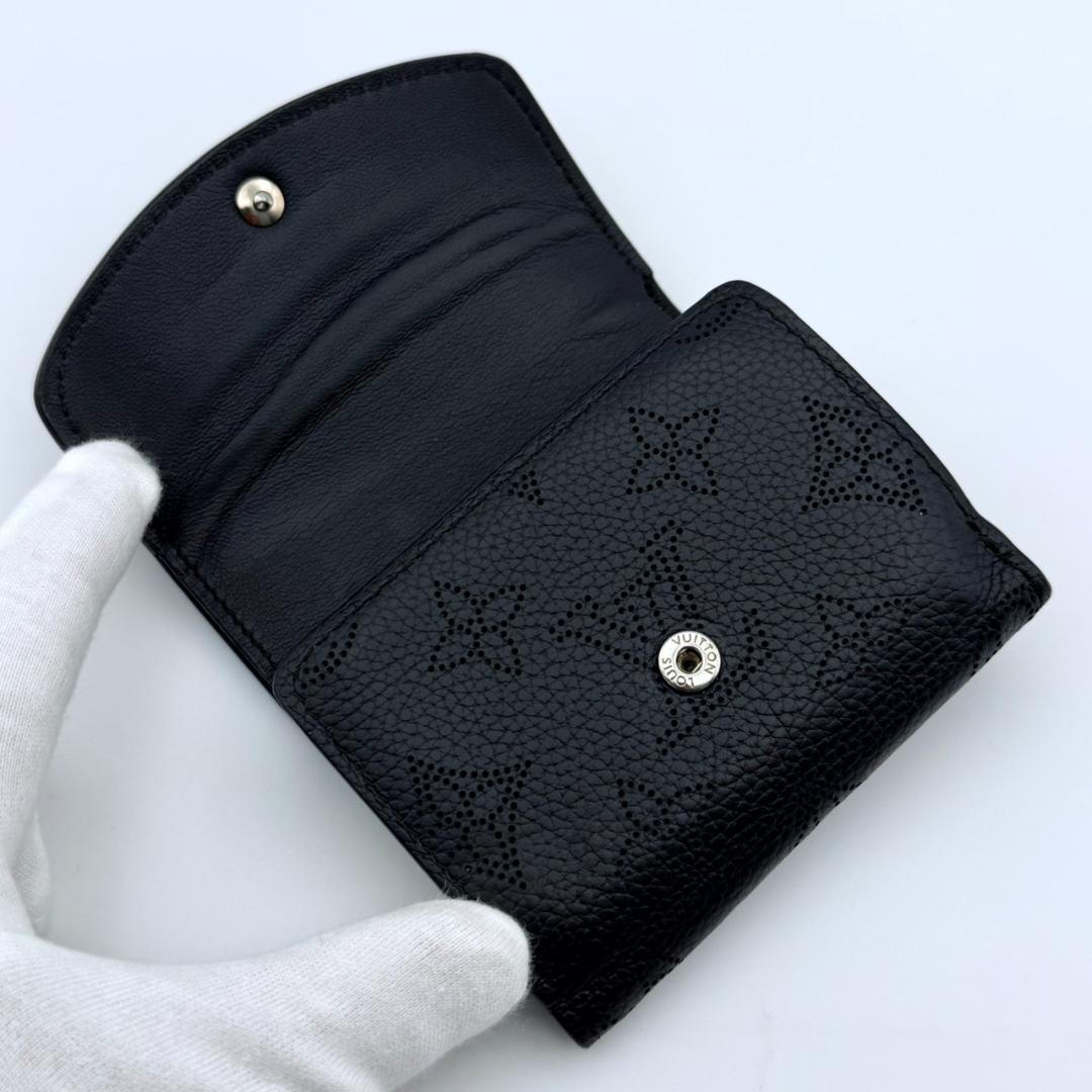 ルイヴィトン マヒナ ポルトフォイユ イリス XS 三つ折り財布 ブラック