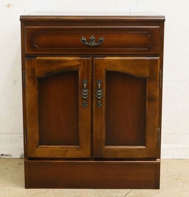 カリモク【コロニアル】キャビネット・収納棚・リビングボード