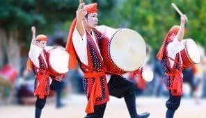 新品未使用(送料無料)26.980円　エイサー大太鼓36cm*40cmバチ付き