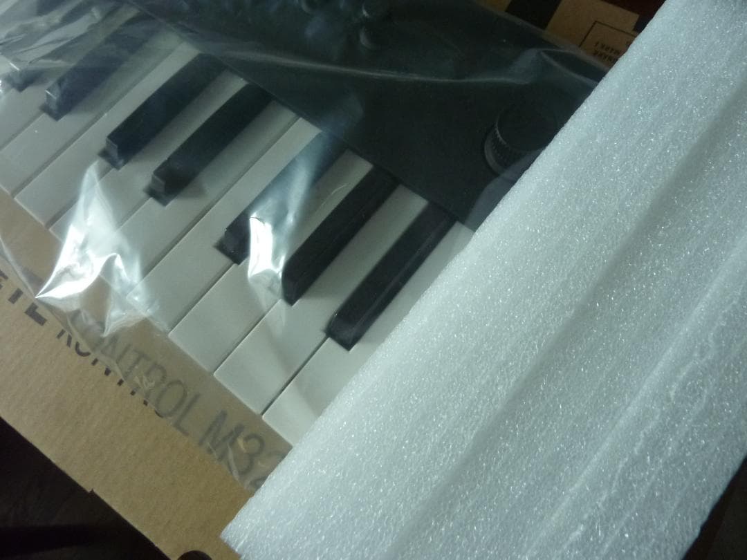 中古　KOMPLETE　KONTROL　M32 　　　rivin