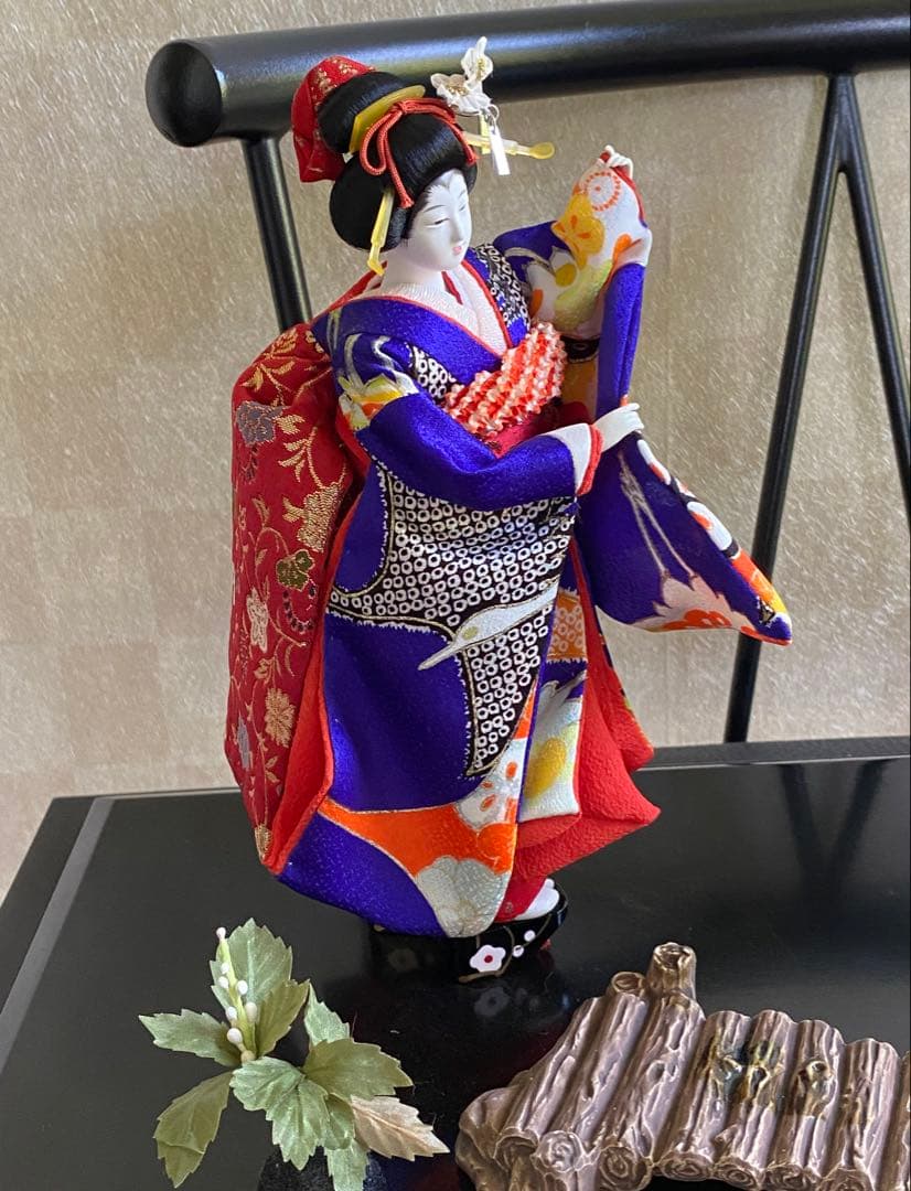 日本人形　舞妓さん2人　京の庭