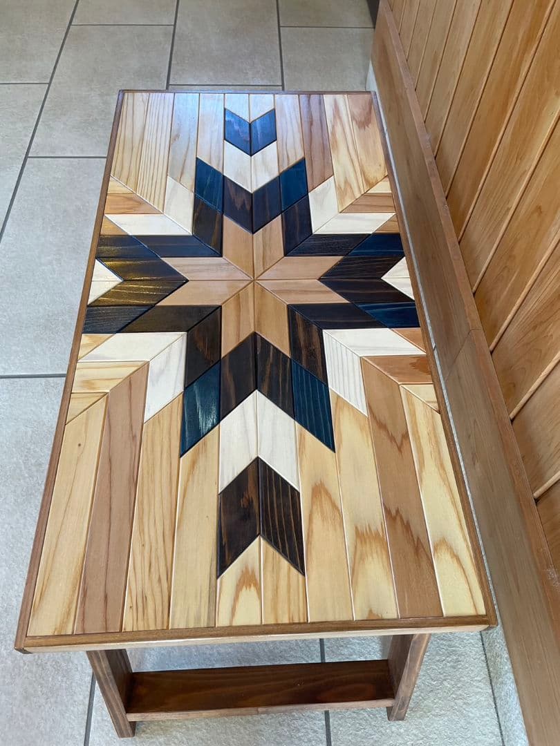 木を愛するキャンパー向けに大工職人が丹精込めて作ったオルテガ柄ローテーブル