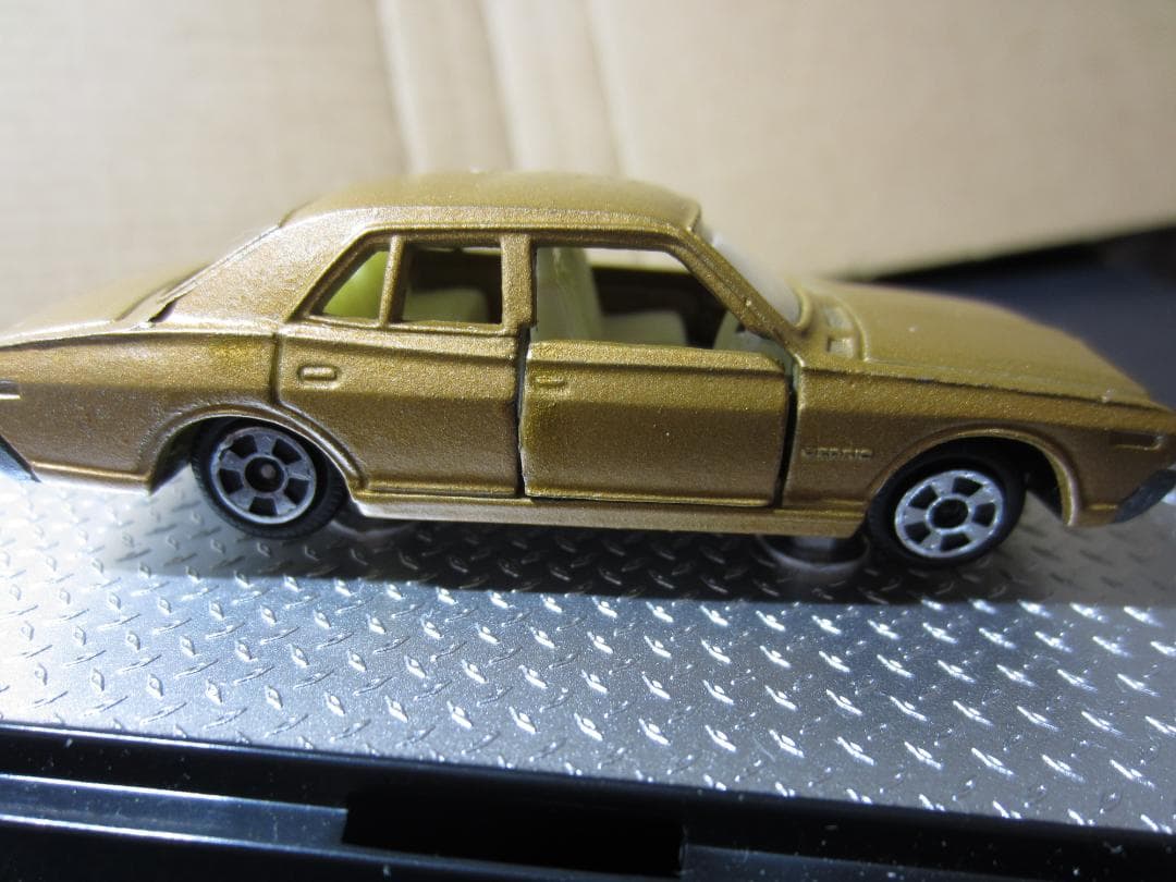【香港tomica】／230型日産セドリック4ドアセダンゴールドメタ／黒箱トミカ