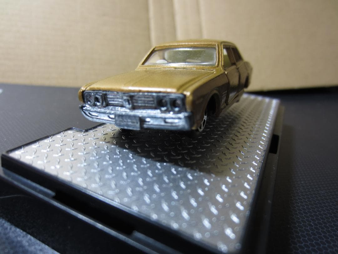 【香港tomica】／230型日産セドリック4ドアセダンゴールドメタ／黒箱トミカ