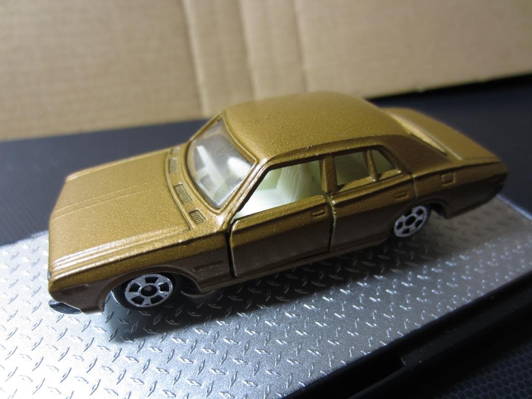 【香港tomica】／230型日産セドリック4ドアセダンゴールドメタ／黒箱トミカ