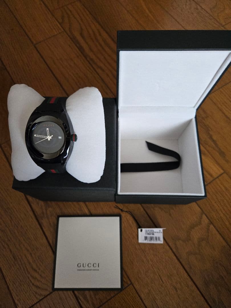 GUCCI ラバーベルト時計 ブラック