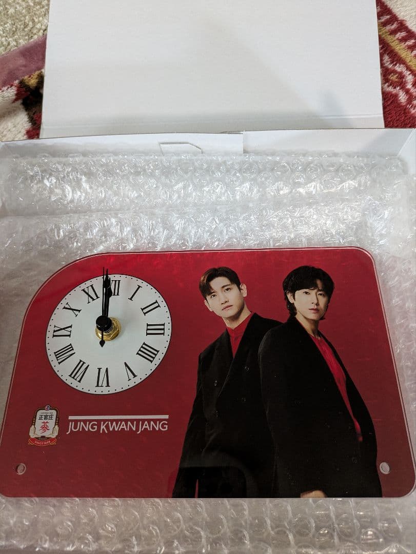 東方神起正官庄ザクロホンサム懸賞当選品卓上時計＋ZONEクリアカード、缶バッジ