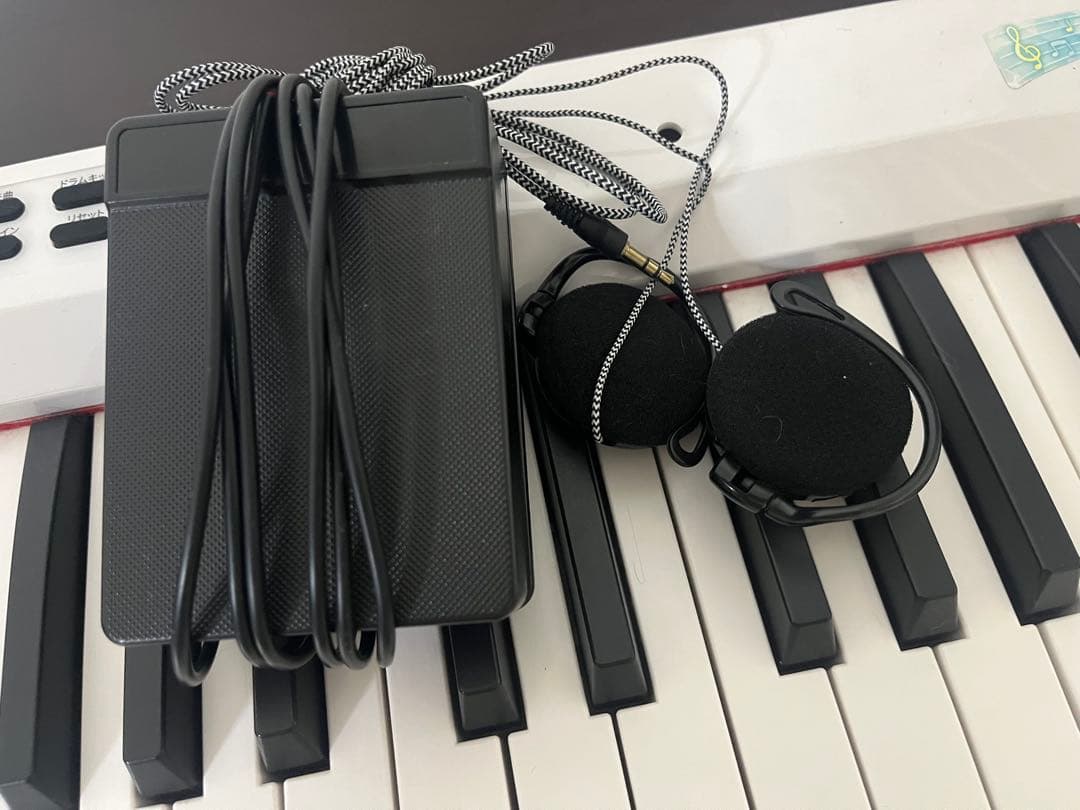 ホワイト電子ピアノ 多機能付き　88鍵盤