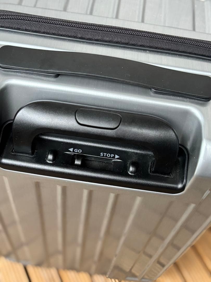 BERMAS（バーマス）のシルバーキャリーバッグです。