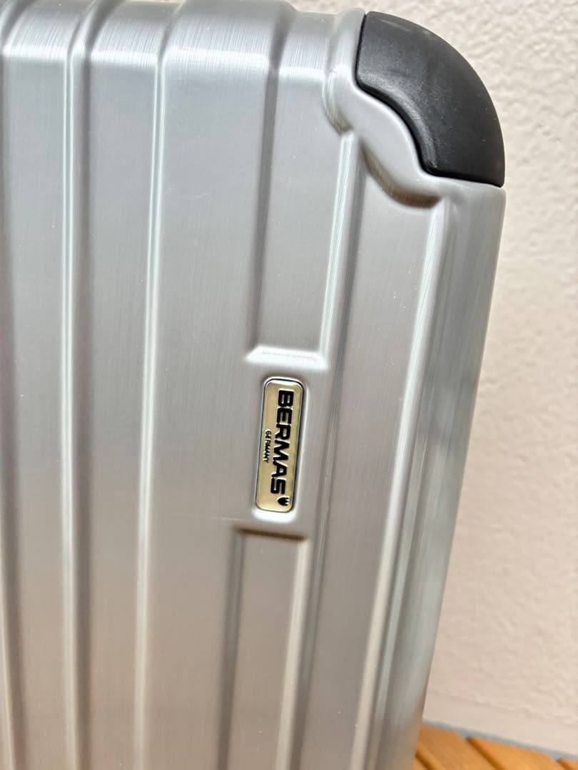 BERMAS（バーマス）のシルバーキャリーバッグです。