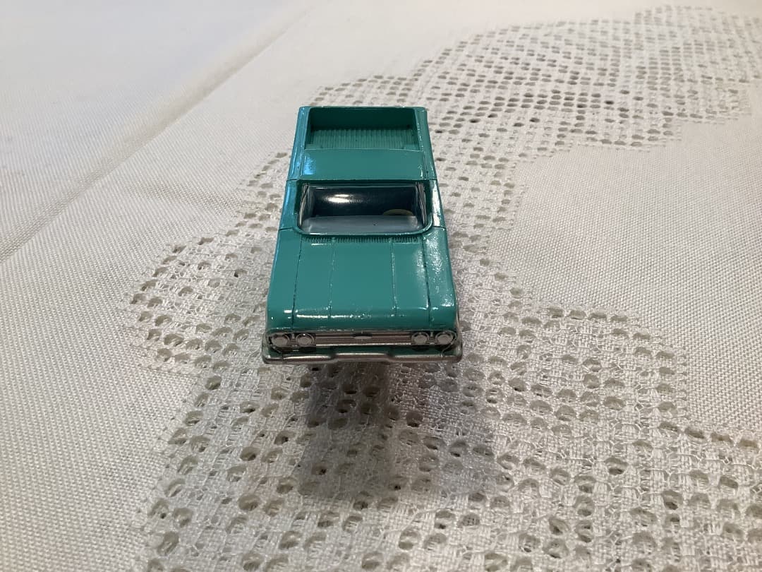 美品激レア　DINKY TOYS シボレー　エルカミーノ白シート ミニカー