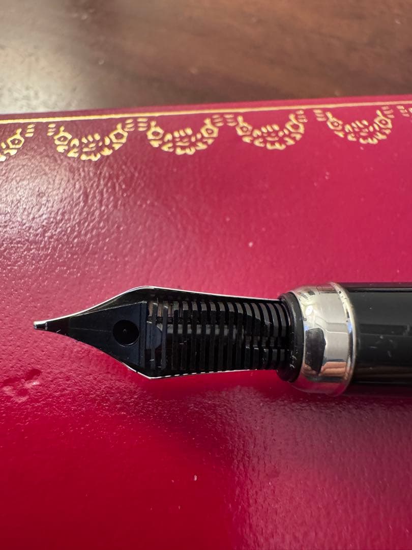 Cartier 万年筆 プラチナフィニッシュ　ゴドロン　ケース付きカルティエ