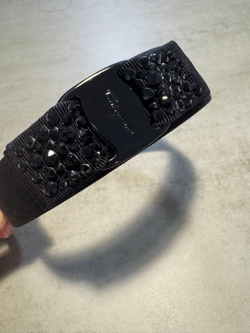 フェラガモ　ブラッククリスタル　カチューシャ