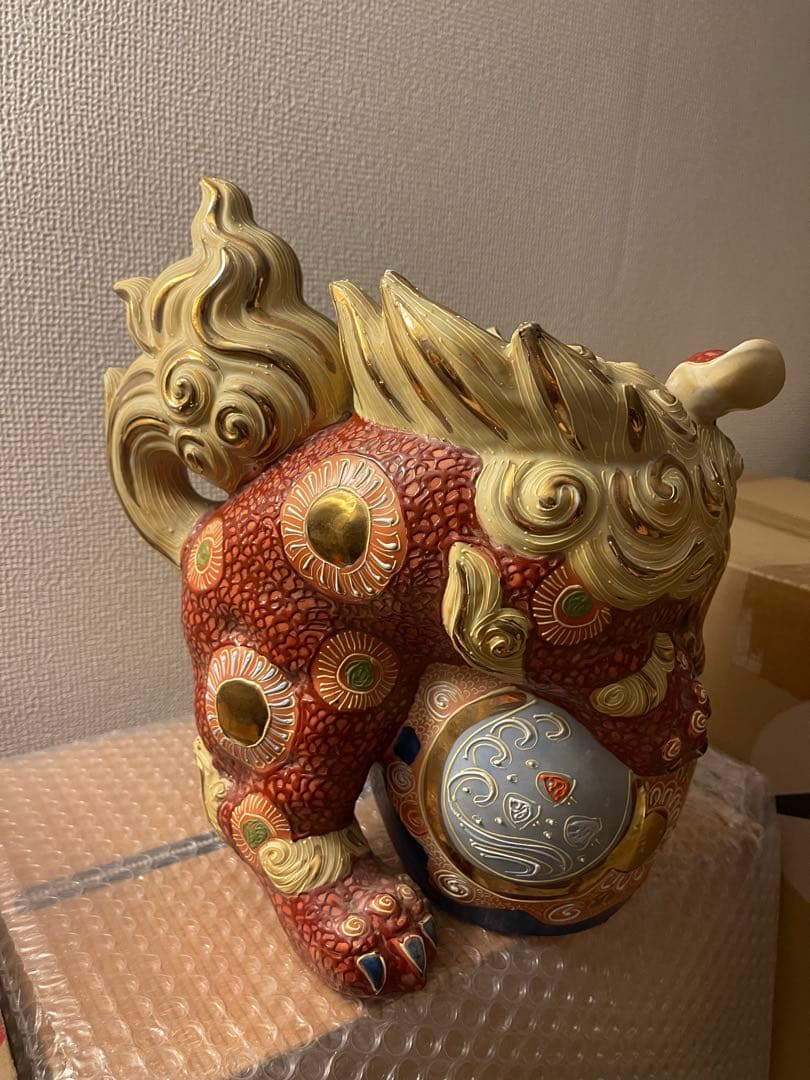 九谷焼の獅子（2体セット）です色絵が美しく飾り物やコレクションとしておすすめです