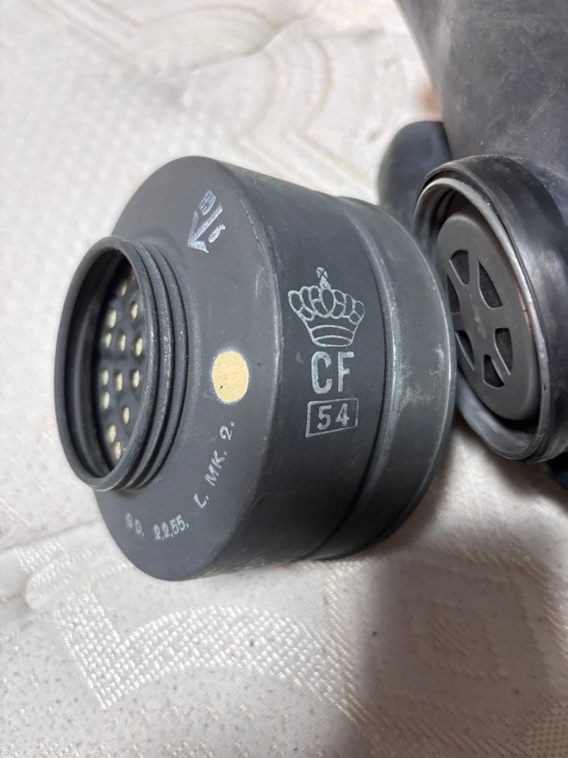 米軍放出品　ガスマスク　２つ、ケースセット