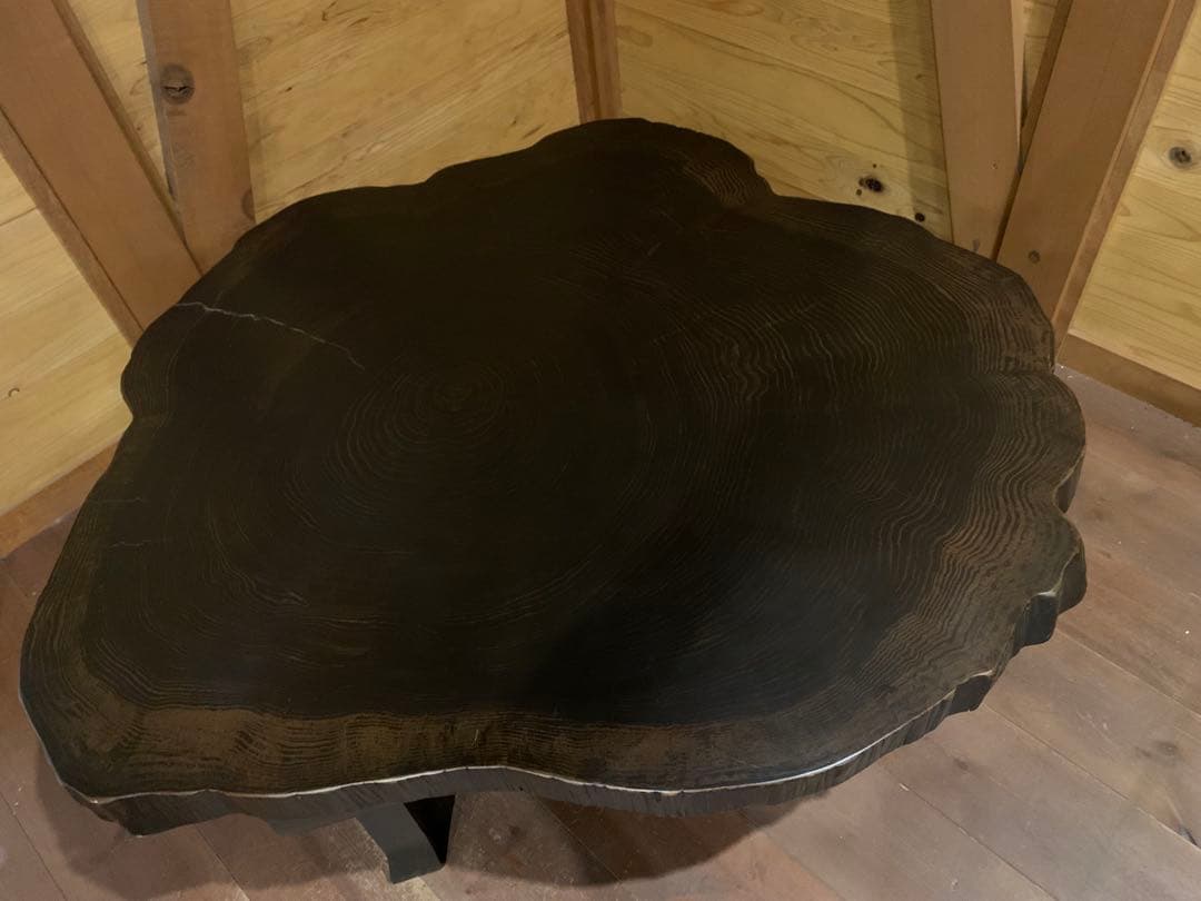 ダークブラウン 木製テーブル 自然な形状