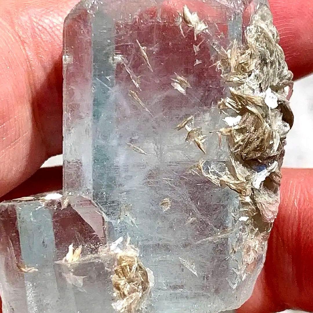 透明感と存在感あるアクアマリン柱状標本/モスコバイト付き