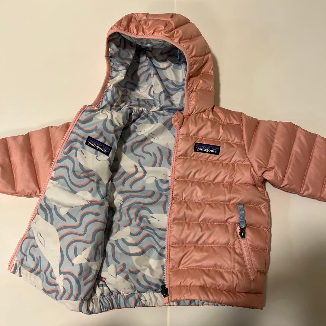 パタゴニア　ベビー　リバーシブルダウンセーターフーディ水色　くじら